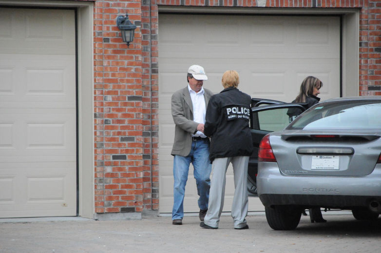Deux membres de l'Unité permanente anticorruption(UPAC sont débarqué vers 6 h le 9 mai 2013 à la résidence du président de Poly-Excavation, Marc Lefrançois situé sur la rue de Servando dans le secteur Fpontainebleau à Blainville.CÉDÉRICK CARON/L'ÉCHO DE LAVAL/AGENCE QMI