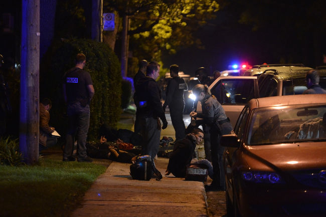Cinq présumés cambrioleurs, suspectés d’avoir commis plusieurs vols qualifiés à Laval dans les derniers mois, ont été arrêtés à Montréal, mercredi soir.
