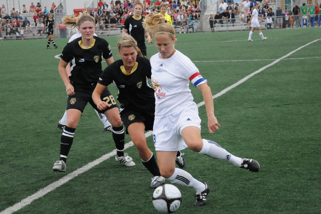 Cindy Walsh (en avant-plan sur la photo), qui a porté les couleurs des Comètes de Laval de 2006 à 2010, puis en 2012, est la nouvelle entraîneuse chef de l’équipe.