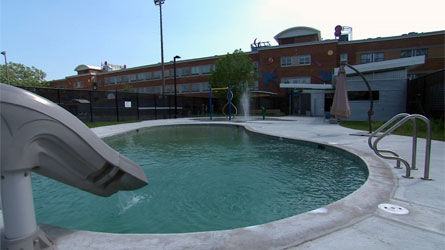 Un centre jeunesse de Montréal a fait construire une piscine extérieure au coût astronomique de 1 500 000 $ gonflé par des extra de centaines de milliers de dollars. Le projet a été mené par Plania, dont le président, Claude Asselin, est aujourd'hui accusé dans le cadre de l'opération Honorer.