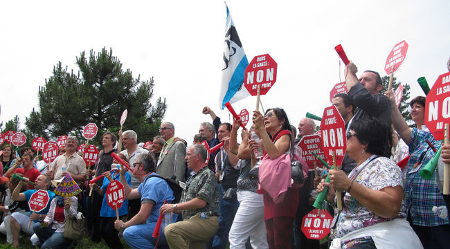 Près de 300 membres de la CSN ont tenu une manifestation-éclair à la sortie du pont Jacques-Cartier afin de dénoncer «l’état critique» du réseau de santé dans la région métropolitaine.