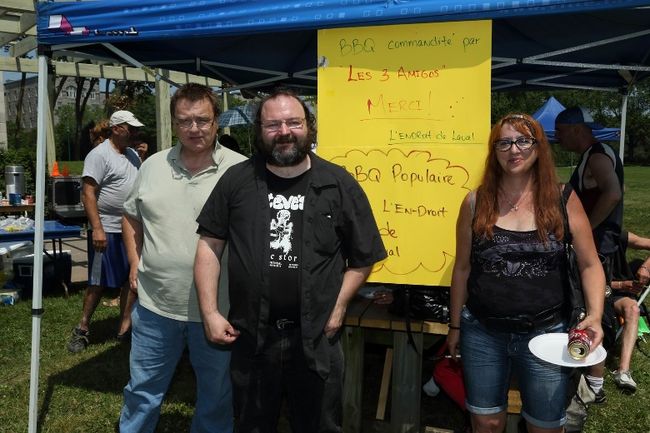 Richard Miron (centre), coordonateur de l'organisme L'En-Droit de Laval, flanqué de François Quinchon et Anick Plante, présidente du conseil d'administration.