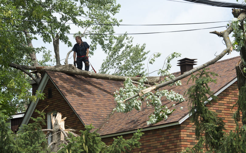 Les résidents constatent les dégâts au lendemain de l'orage violent qui s'est abattu sur le Québec vendredi soir, à Laval près de Montréal en ce samedi 20 juillet 2013. Sur cette photo: Le quartier Vieux Ste-Rose près des rues Mont-Royal et Grenier.
JOEL LEMAY/AGENCE QMI