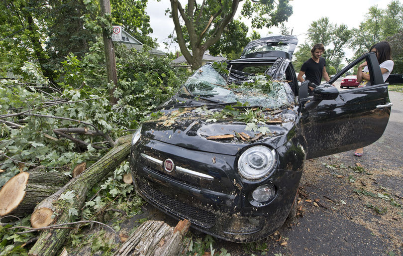 Les résidents constatent les dégâts au lendemain de l'orage violent qui s'est abattu sur le Québec vendredi soir, à Laval près de Montréal en ce samedi 20 juillet 2013. Sur cette photo: Le quartier Vieux Ste-Rose près des rues Mont-Royal et Grenier.
JOEL LEMAY/AGENCE QMI