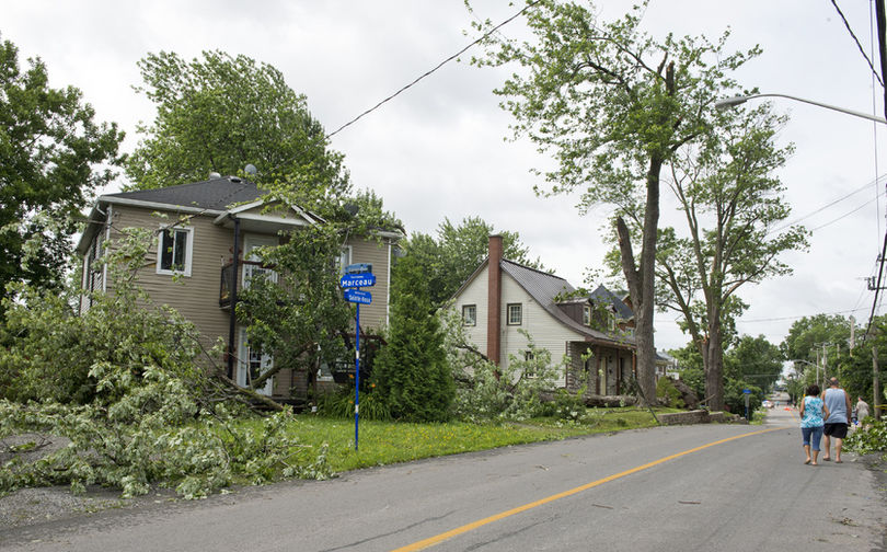 Les résidents constatent les dégâts au lendemain de l'orage violent qui s'est abattu sur le Québec vendredi soir, à Laval près de Montréal en ce samedi 20 juillet 2013. Sur cette photo: Le quartier Vieux Ste-Rose près des rues Mont-Royal et Grenier.
JOEL LEMAY/AGENCE QMI