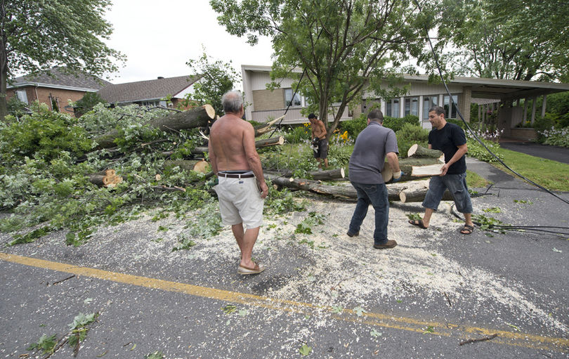 Les résidents constatent les dégâts au lendemain de l'orage violent qui s'est abattu sur le Québec vendredi soir, à Laval près de Montréal en ce samedi 20 juillet 2013. Sur cette photo: Le quartier Vieux Ste-Rose près des rues Mont-Royal et Grenier.
JOEL LEMAY/AGENCE QMI