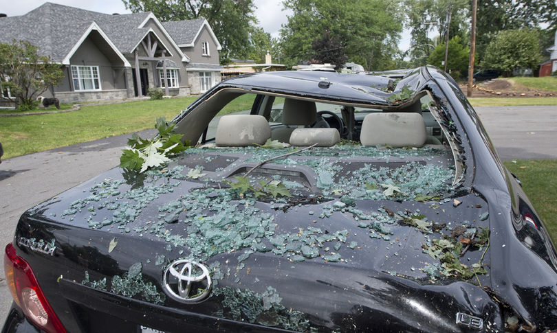 Les résidents constatent les dégâts au lendemain de l'orage violent qui s'est abattu sur le Québec vendredi soir, à Laval près de Montréal en ce samedi 20 juillet 2013.
JOEL LEMAY/AGENCE QMI
