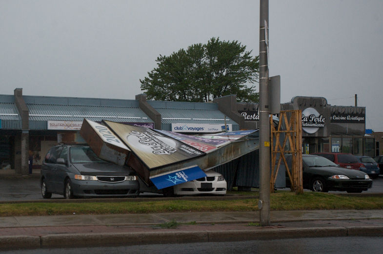 Le mauvais temps et des orages violents ont frappé plusieurs régions du Québec. Dans la province, près de 487 000 abonnés étaient privés d’électricité vers 16 h, le vendredi 19 juillet 2013, selon Hydro-Québec. Sur la photo, une affiche effondrée au 2020 boulevard des Laurentides, dans le quartier Vimont, à Laval.
JACQUES PHARAND/L'ÉCHO DE LAVAL/AGENCE QMI