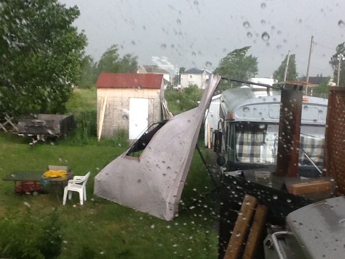 Le mauvais temps et des orages violents ont frappé plusieurs régions du Québec. Dans la province, près de 487 000 abonnés étaient privés d’électricité vers 16 h vendredi, selon Hydro-Québec. Sur la photo, les ravages de la tempête à Laval.
DONALD CLOUTHIER/MON TOPO/TVA NOUVELLES/AGENCE QMI