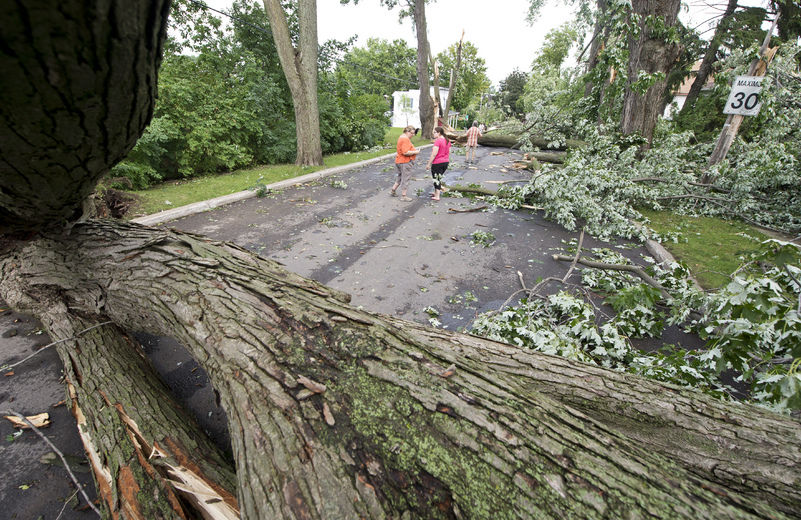 Les résidents constatent les dégâts au lendemain de l'orage violent qui s'est abattu sur le Québec vendredi soir, à Laval près de Montréal en ce samedi 20 juillet 2013. Sur cette photo: Le quartier Vieux Ste-Rose près des rues Mont-Royal et Grenier.
JOEL LEMAY/AGENCE QMI