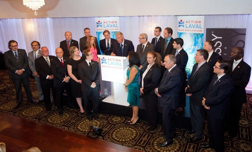 Le chef d’Action Laval, Jean-Claude Gobé, entouré de ses 21 candidats alors qu’il promettait de créer un plan d’urbanisme sectoriel pour Laval.
<@. à Laval le \18\ \September\ 2013. MARTIN ALARIE/L'ÉCHO DE LAVAL/AGENCE QMI