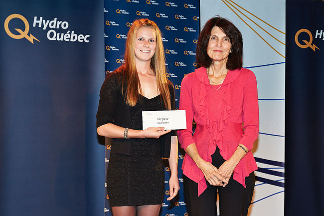 Virginie CHénier a reçu sa bourse des mains de Johanne Chevrier, chef commandites et projets spéciaux d’Hydro-Québec.