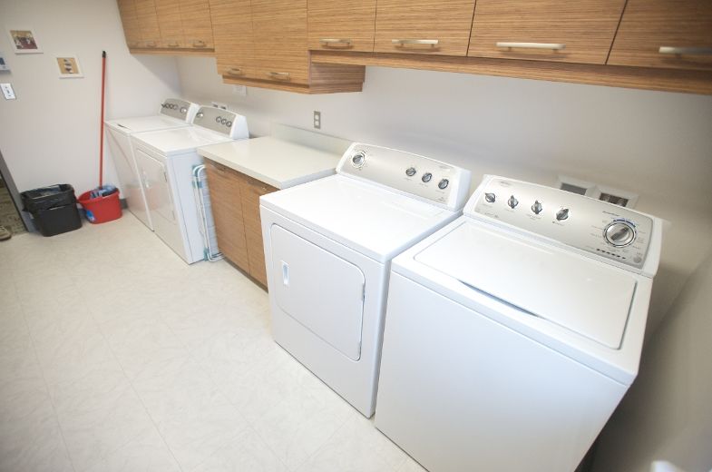 Afin de bien préparer les jeunes résidents à une vite autonome, le Centre Jeunesse met à la disposition une salle de lavage. Les éducateurs se chargent donc de l'apprentissage des jeunes afin qu'ils soient capables de faire leur propre lavage lors de leur départ du Passage.