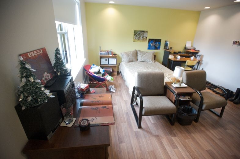 Chaque jeune accueilli au Passage reçoit sa propre chambre, qu'il peut décorer et meubler à son goût afin de créer son propre espace. En plus, chacun reçoit sa propre clé. «Le fonctionnement du centre est pensé pour ressembler le plus possible à la vie de jeune adulte qui serait en colocation.»