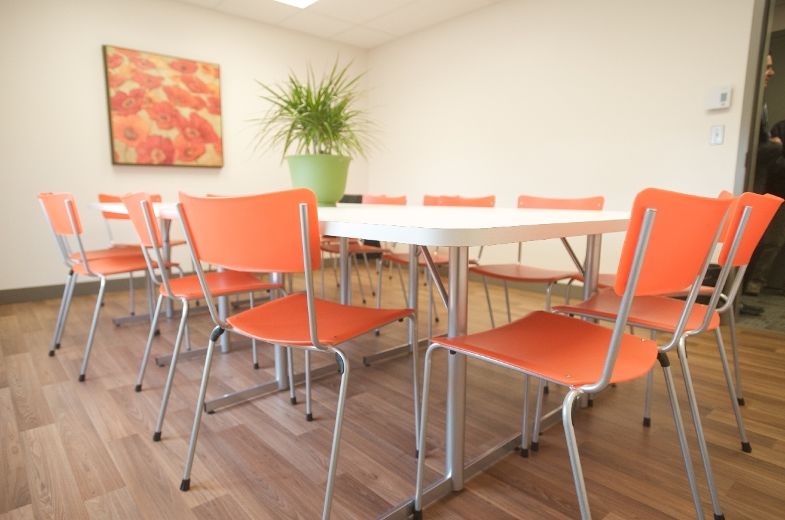 Des salles de réunion ont également été aménagées dans le centre d'hébergement pour les cours et activités de groupe. De plus, les jeunes peuvent inviter des gens de l'extérieur, qui peuvent se servir de ces locaux pour leur rassemblements.