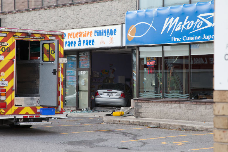Une voiture a percuté une façade vitrée de la garderie Face à Face, située au 535 boul. Saint-Martin Ouest.<@. à Laval le \12\ \November\ 2013. DANIEL THERRIEN/L'ÉCHO DE LAVAL/AGENCE QMI