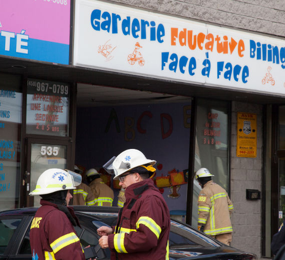 Une voiture a percuté une façade vitrée de la garderie Face à Face, située au 535 boul. Saint-Martin Ouest.<@. à Laval le \12\ \November\ 2013. DANIEL THERRIEN/L'ÉCHO DE LAVAL/AGENCE QMI