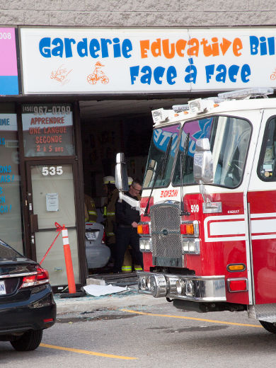 Une voiture a percuté une façade vitrée de la garderie Face à Face, située au 535 boul. Saint-Martin Ouest.<@. à Laval le \12\ \November\ 2013. DANIEL THERRIEN/L'ÉCHO DE LAVAL/AGENCE QMI