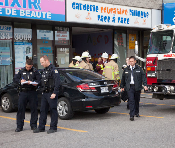 Une voiture a percuté une façade vitrée de la garderie Face à Face, située au 535 boul. Saint-Martin Ouest.<@. à Laval le \12\ \November\ 2013. DANIEL THERRIEN/L'ÉCHO DE LAVAL/AGENCE QMI
