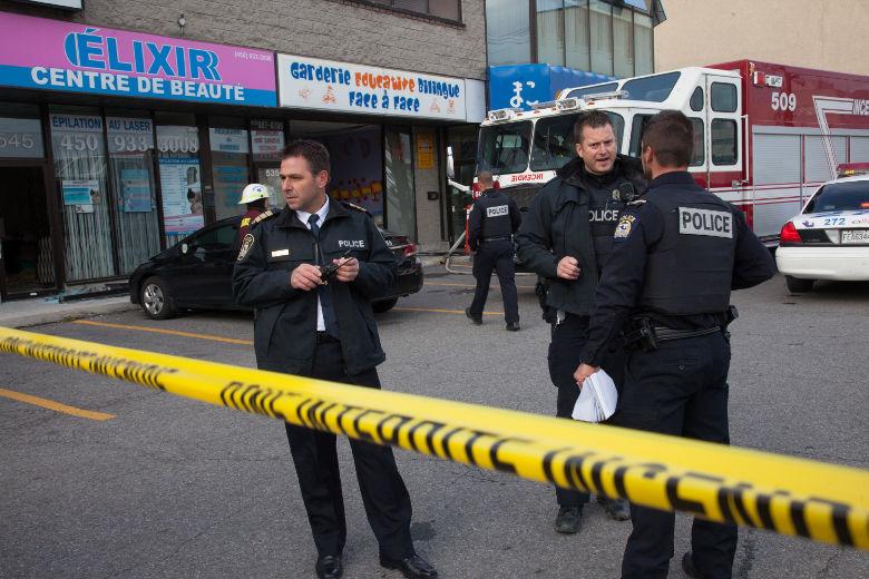 Une voiture a percuté une façade vitrée de la garderie Face à Face, située au 535 boul. Saint-Martin Ouest.<@. à Laval le \12\ \November\ 2013. DANIEL THERRIEN/L'ÉCHO DE LAVAL/AGENCE QMI