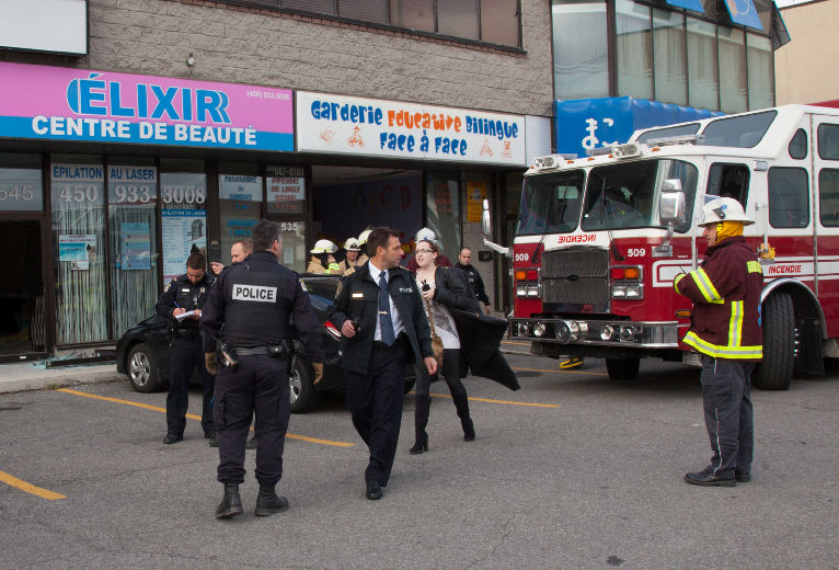 Une voiture a percuté une façade vitrée de la garderie Face à Face, située au 535 boul. Saint-Martin Ouest.<@. à Laval le \12\ \November\ 2013. DANIEL THERRIEN/L'ÉCHO DE LAVAL/AGENCE QMI