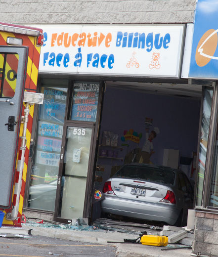 Une voiture a percuté une façade vitrée de la garderie Face à Face, située au 535 boul. Saint-Martin Ouest.<@. à Laval le \12\ \November\ 2013. DANIEL THERRIEN/L'ÉCHO DE LAVAL/AGENCE QMI
