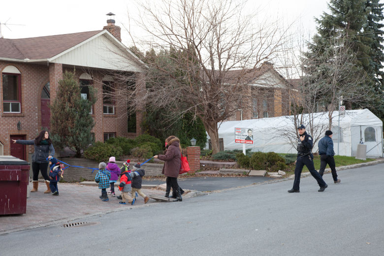Une voiture a percuté une façade vitrée de la garderie Face à Face, située au 535 boul. Saint-Martin Ouest. Les enfants ont été escortés à l'extérieur de l'établissement.<@. à Laval le \12\ \November\ 2013. DANIEL THERRIEN/L'ÉCHO DE LAVAL/AGENCE QMI