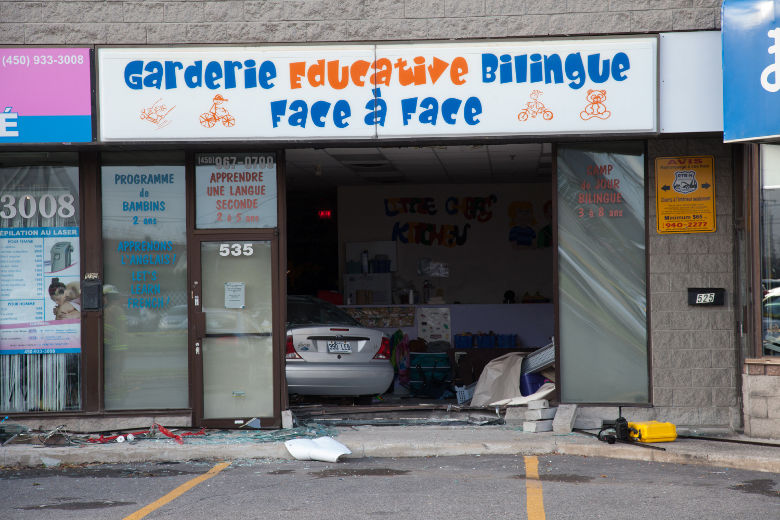 Une voiture a percuté une façade vitrée de la garderie Face à Face, située au 535 boul. Saint-Martin Ouest.<@. à Laval le \12\ \November\ 2013. DANIEL THERRIEN/L'ÉCHO DE LAVAL/AGENCE QMI