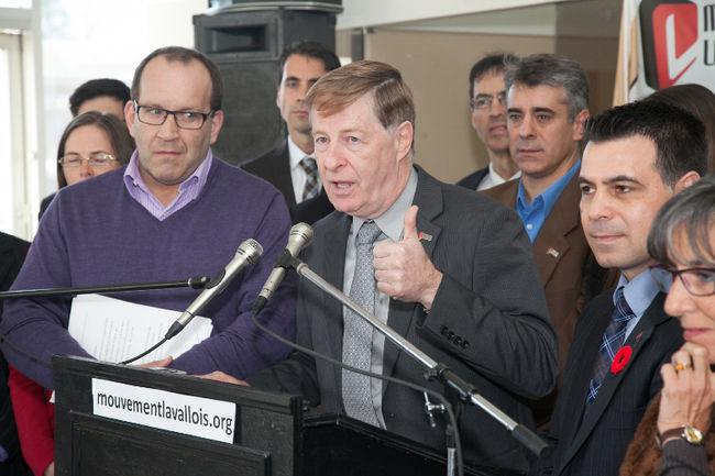 Marc Demers, maire de Laval, entouré de ses conseillers et candidats non élus lors du premier jour de leur mandat, le lundi 4 novembre 2013.