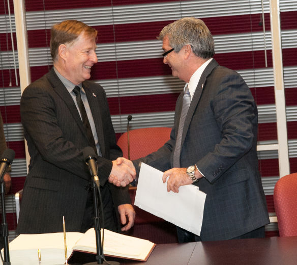 Les membres du conseil municipal de Laval ont été assermentés, mercredi soir. Sur la photo, le nouveau maire de Laval, Marc Demers, serre la main du greffier de la Ville, Me Guy Collard. 