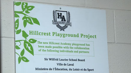 Des parents d'élèves de l'Académie Hillcrest de Laval demandent la suspension d'une enseignante dont le conjoint a été accusé le 21 novembre de harcèlement criminel envers 2 enfants.