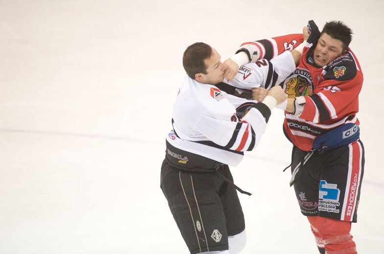 Match Éperviers de Sorel-Tracy contre les Braves de Laval au Colisée de Laval de la Ligue nord-américainde de hockey. Affrontement entre Mario Joly des Braves et Sébastien Laferririère des Éperviers.<@. à Laval le \6\ \December\ 2013. JACQUES PHARAND/L'ÉCHO DE LAVAL/AGENCE QMI