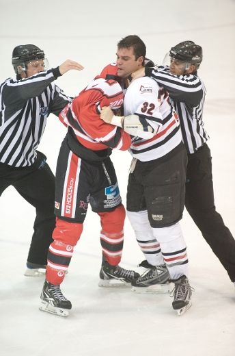 Match Éperviers de Sorel-Tracy contre les Braves de Laval au Colisée de Laval de la Ligue nord-américainde de hockey. Combat entre Alexandre Vachon des Braves et Guillaume Coudé des Éperviers. <@. à Laval le \6\ \December\ 2013. JACQUES PHARAND/L'ÉCHO DE LAVAL/AGENCE QMI