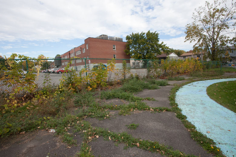Selon Sylvie Latour, la Ville attend trop longtemps avant de venir tailler les herbes près de l'Ancienne piscine, devenue un parc à chiens.
