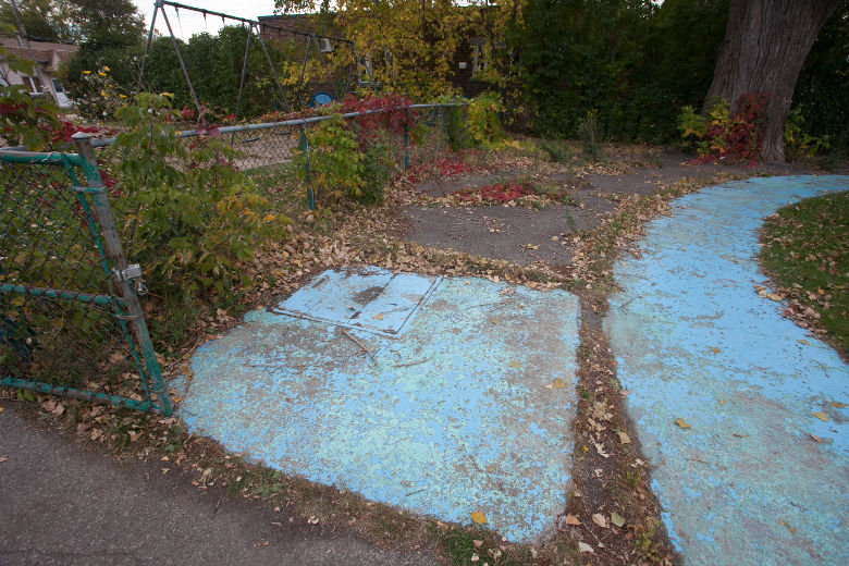 Les moteurs de la pataugeoire ont longtemps été accessibles avant que la Ville ne décide de souder la trappe, en 2005.