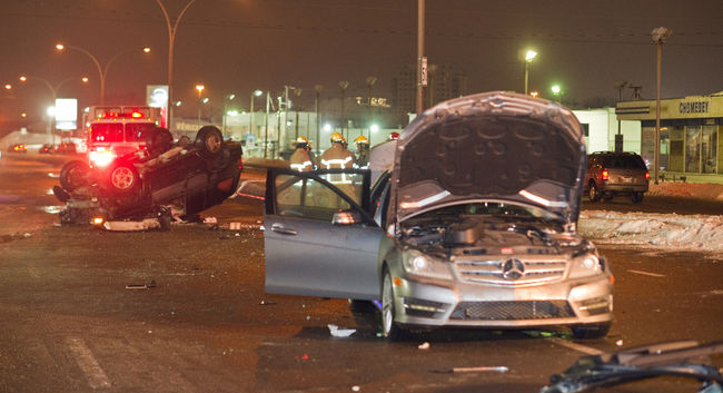 Un VUS s’est retrouvé sur le toit après avoir traversé le terre-plein du boulevard Curé-Labelle et fait un face à face avec une voiture en début de soirée le 19 décembre 2013.