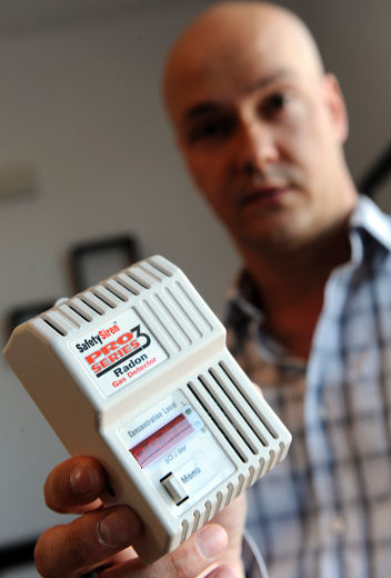 Stéphane Tremblay, de la compagnie S.O.S. Radon, avec un detecteur de radon, un gaz radioactif qui s'infiltre dans les sous sol de maisons.