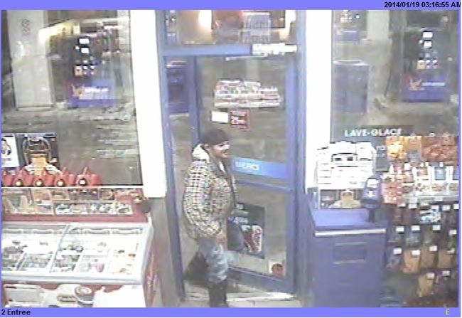 Le premier suspect recherché portait un manteau à carreaux. Ci-contre une photo des deux autres suspect.