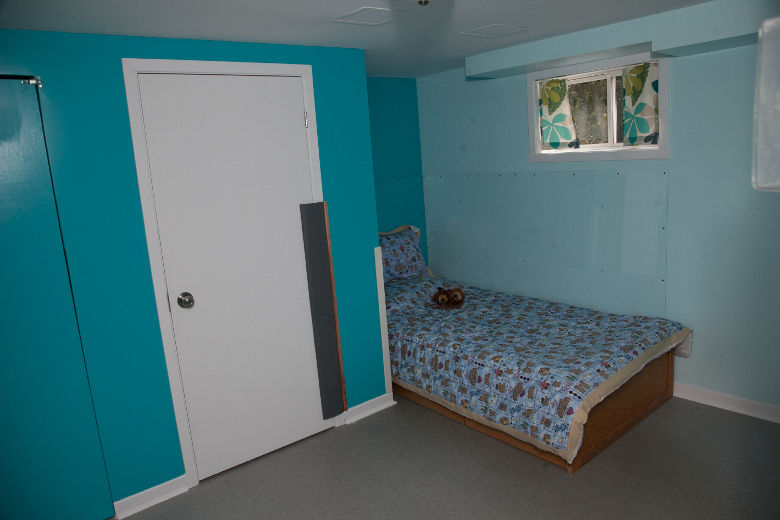 La Maison des navigateurs du Centre Jeunesse de Laval accueille des jeunes de 3 à 6 ans qui vivent dans une situation familiale généralement très difficile. Ces jeunes présentent donc des problèmes d'attachement sévère, ce qui nécéssite un encadrement constant des intervenants. Tout dans cette maison est fait afin de donner un sentiment de sécurité aux bambins. Des plaques de plexiglas couvrent les murs entourant les lits des bambins. «Parfois, lorsqu’ils vivent de l’anxiété, les jeunes grattent les murs jusqu’au sang. Donc on les a couverts», explique la chef de service Julie Pelletier. DANIEL THÉRRIEN/L'ÉCHO DE LAVAL/AGENCE QMI