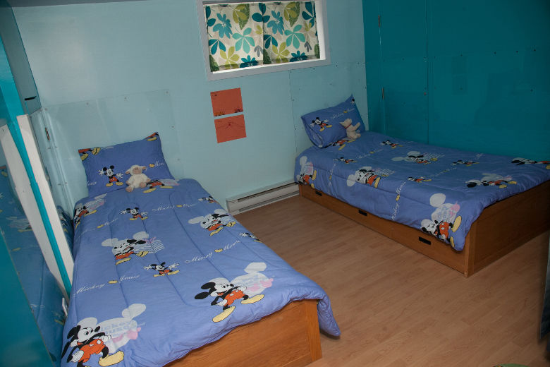 La Maison des navigateurs du Centre Jeunesse de Laval accueille des jeunes de 3 à 6 ans qui vivent dans une situation familiale généralement très difficile. Ces jeunes présentent donc des problèmes d'attachement sévère, ce qui nécéssite un encadrement constant des intervenants. Tout dans cette maison est fait afin de donner un sentiment de sécurité aux bambins. Des plaques de plexiglas couvrent les murs entourant les lits des bambins. «Parfois, lorsqu’ils vivent de l’anxiété, les jeunes grattent les murs jusqu’au sang. Donc on les a couverts», explique la chef de service Julie Pelletier. DANIEL THÉRRIEN/L'ÉCHO DE LAVAL/AGENCE QMI