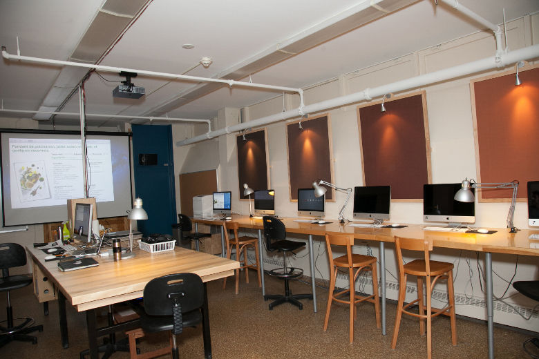 Ayant une école intégrée le Centre Jeunesse de Laval offre plusieurs cours spécialisés. Ici, on voit le laboratoire d'infographie. «L’idée est d’induire l’espoir en ces jeunes. On veut qu’ils se disent : "Si je fais mes choses comme il le faut, je peux aller ailleurs. Mais si je reste à l’intérieur des murs, je serai toujours restreint"», explique André Mayer, directeur des services de réadaptation du CJL. DANIEL THÉRRIEN/L'ÉCHO DE LAVAL/AGENCE QMI