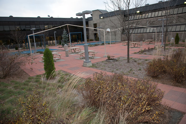 Cour intérieure du centre Cartier, unité d'hébergement pour les jeunes hommes au Centre Jeunesse de Laval. La cour est complètement enfermée afin d'éviter les fuites. DANIEL THÉRRIEN/L'ÉCHO DE LAVAL/AGENCE QMI