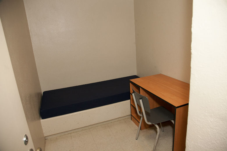 L'intérieur d'une chambre dans l'unité de détention masculine du Centre Jeunesse de Laval. Les jeunes hommes peuvent décorer un peu mais les chambres sont inspectées très régulièrement afin d'éviter la contrebande de drogues ou d'armes. DANIEL THÉRRIEN/L'ÉCHO DE LAVAL/AGENCE QMI