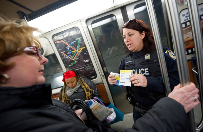 Les policiers ont rencontré les usagers du métro Montmorency, mardi matin, pour les mettre en garde sur les vols de cellulaires.