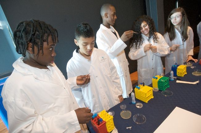 Ici, des élèves de l’école secondaire Mont-de-La Salle participant à une activité du Musée Armand-Frappier en marge de la conférence de presse.
