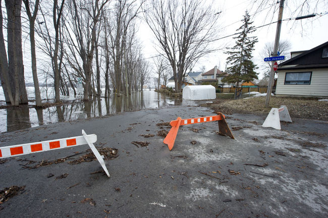 Plusieurs villes du Québec, dont Laval, ont dû composer avec des inondations moyennes et mineures, dimanche, en raison des crues printanières augmentées par la pluie et la fonte des neiges.