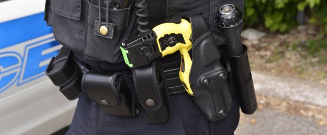 Les armes à impulsion électrique Taser déploient une charge de 50 000 volts. 