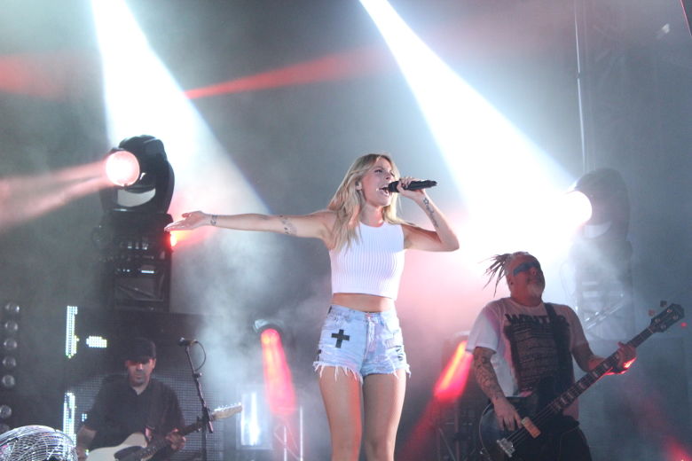 C'est une Marie-Mai en grande forme qui s'est présentée devant une foule de 20 000 spectateurs le 23 juin. Elle a offert un généreux spectacle de 27 chansons.