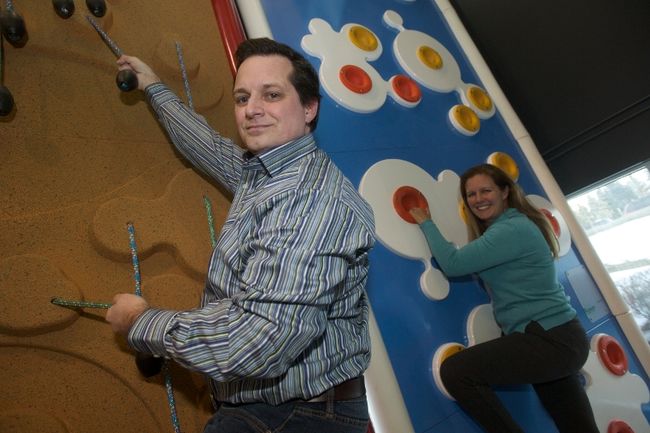 Daniel Mongrain et sa conjointe Isabelle Landry Larue sont aux commandes de Escalade Clip ‘n Climb de Laval, ouvert au Centropolis depuis la fin du mois de mars dernier.