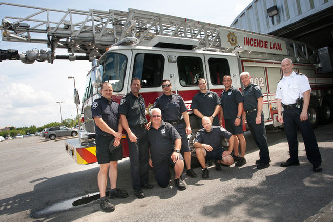 Les pompiers de la caserne no 2, de gauche à droite: Maxime Lavoie, le capitaine Serge Ricard, Patrice Martel (agenouillé), David-Alexandre Clapin, Yannick Lefebvre (accroupi), Michel Soulières, Pascal Tremblay, le lieutenant Éric Robichaud et le chef aux opérations Daniel Beaupré.